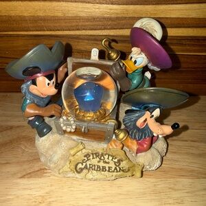Disney Mickey Goofy Donald PIRATES OF The CARIBBEAN Snow Globe Figurine LIGHT UP